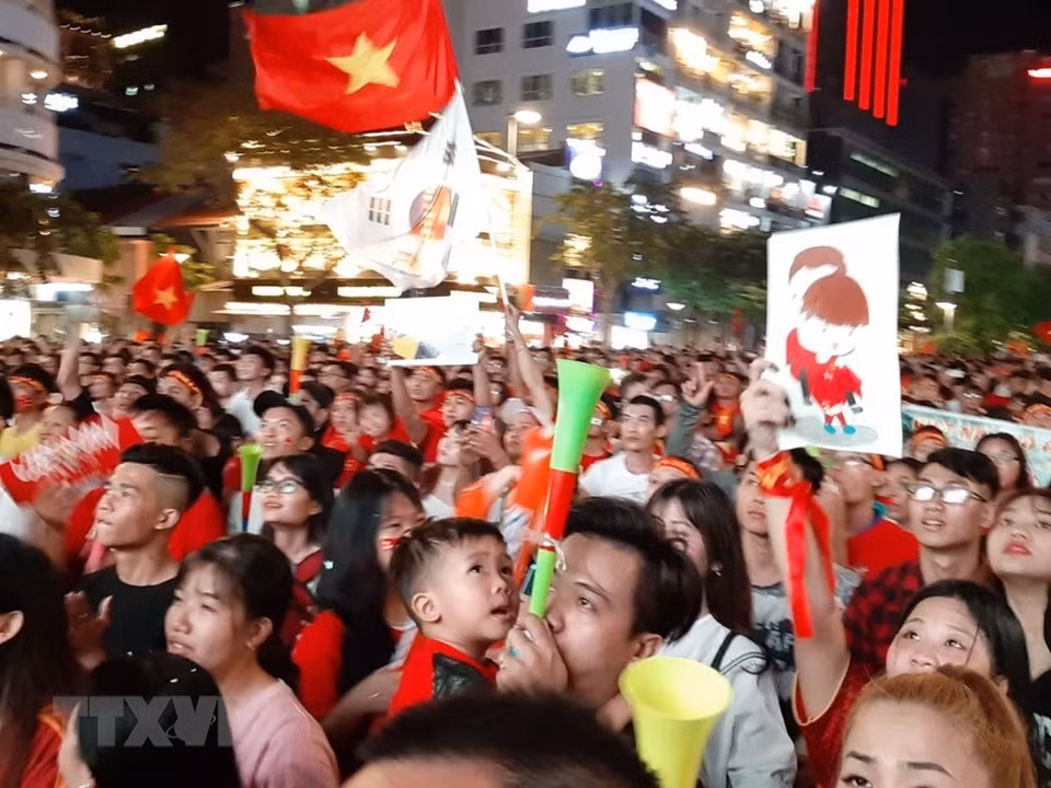 Football fans in Ho Chi Minh City are in full party mode to celebrate the national team's victory (Photo: VNA)