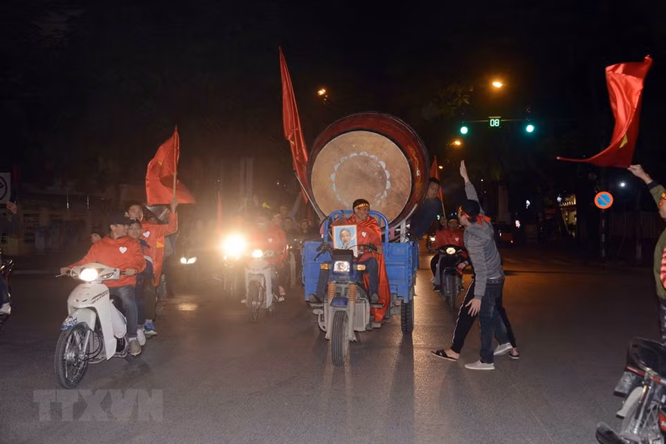 Fans in Hanoi flock into streets to celebrate the win (Photo: VNA)