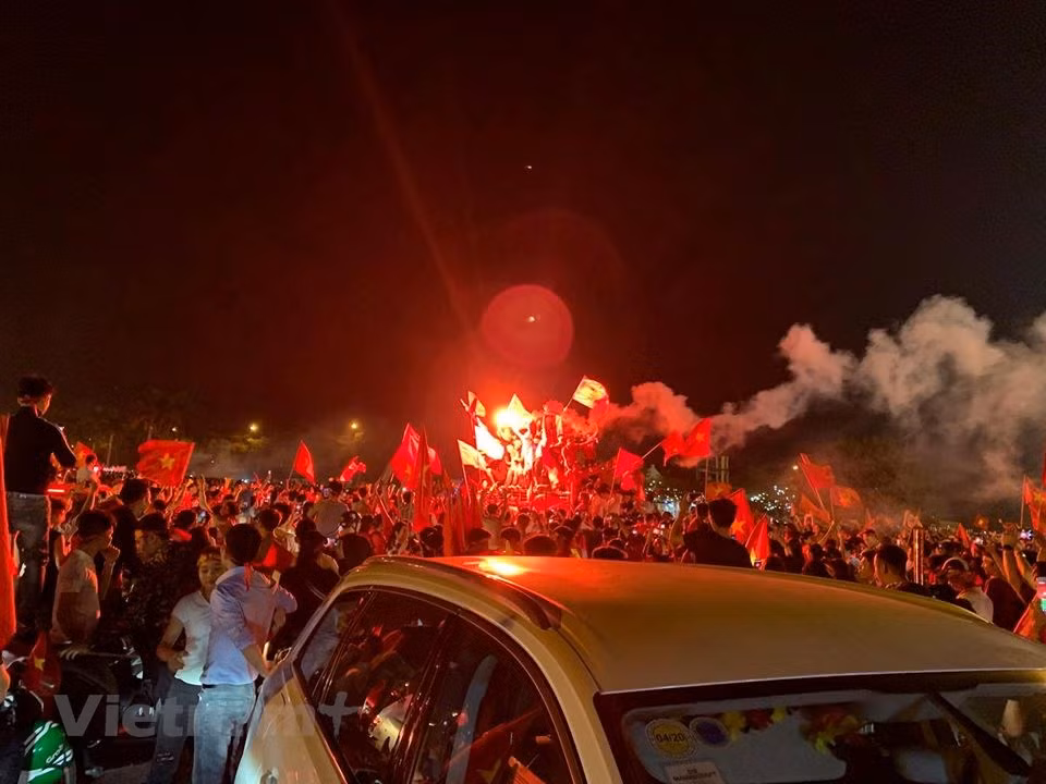 Fans storm the street from My Dinh Stadium in Hanoi to celebrate the national team’s victory (Photo: VNA) 