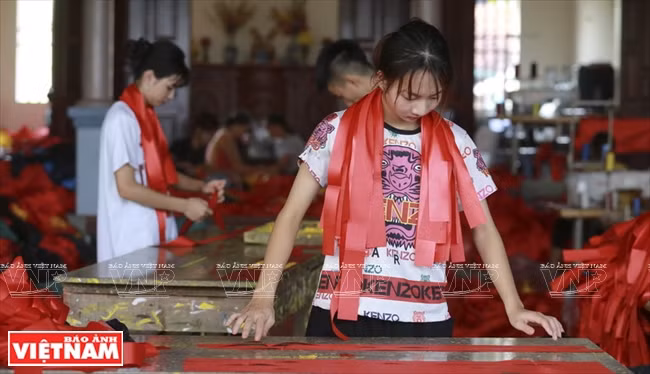 The traditional craft is passed down to young people (Photo: VNA)