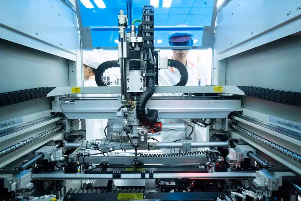 The production environment is fully controlled in temperature, humidity, and electrostatic discharge control as well as air purity to ensure the highest quality of product (Photo; Reporter)