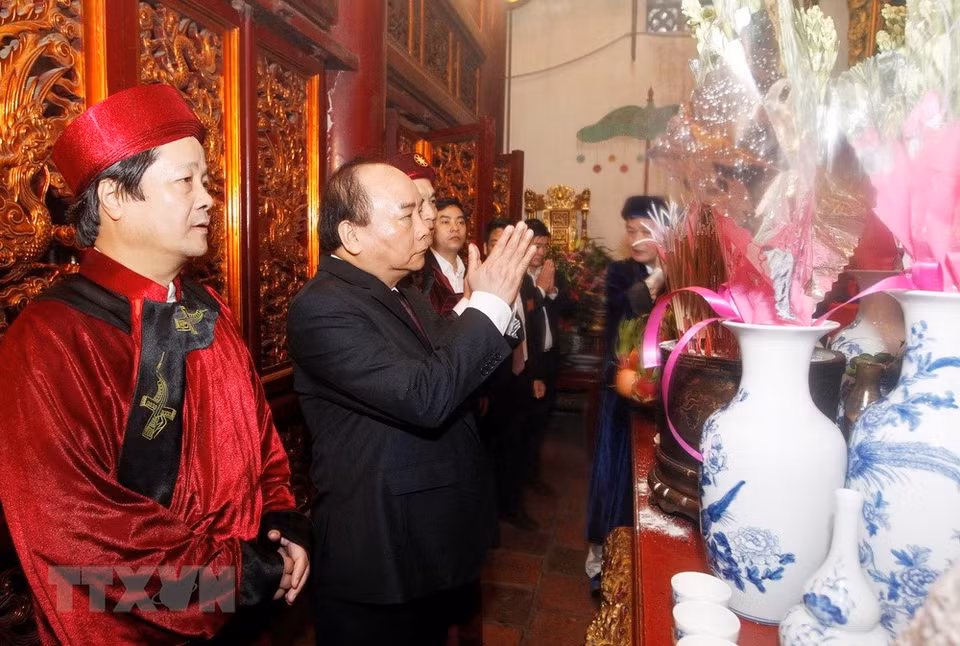 PM Nguyen Xuan Phuc and officials pay tribute to the Hung Kings at the Thuong Temple in the Hung Kings Temple relic site. The worship of Hung Kings was recognised as UNESCO Intangible Cultural Heritage of Humanity in 2012 (Photo: VNA)