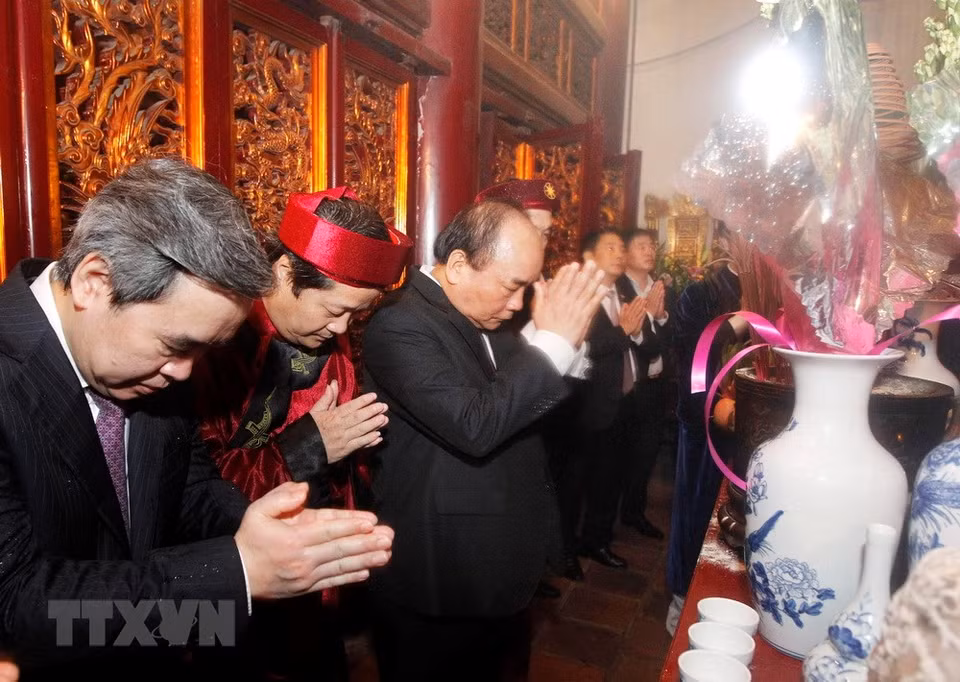 Ruling the country through 18 generations (2879-258BC), the Hung Kings taught locals how to grow wet rice. They chose Nghia Linh Mountain, the highest in the region, to perform rituals devoted to rice and sun deities to pray for lush crops. (In photo: PM Nguyen Xuan Phuc and delegates at the Thuong Temple in the Hung Kings Temple Relic Site - Source: VNA)