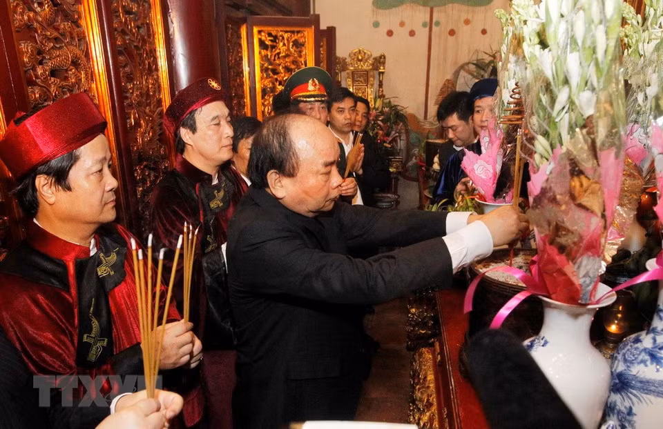 Prime Minister Nguyen Xuan Phuc and delegates at the Thuong Temple in the Hung Kings Temple relic site (Source: VNA)