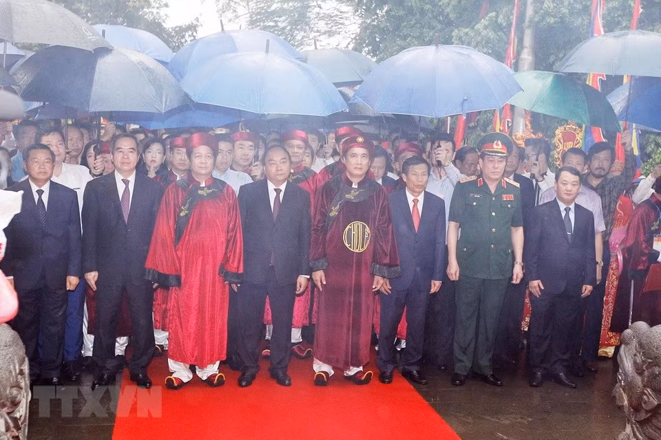 PM Nguyen Xuan Phuc and delegates at an incense offering ceremony at the Thuong Temple in the Hung Kings Temple Relic Site (Source: VNA)