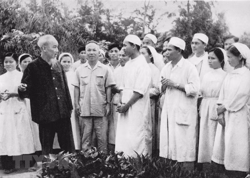 When visiting Van Dinh clinic in Ha Tay province (now Hanoi), President Ho Chi Minh stresses the importance of morality in daily practices of health officers, April 20, 1963 (Photo: VNA)