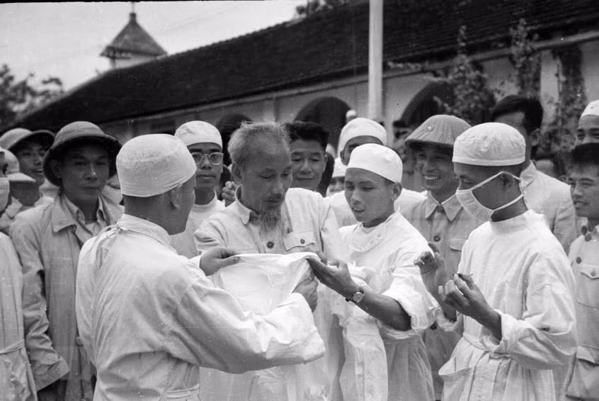 President Ho Chi Minh visits Hai Phong city’s Military Hospital, May 1957 (Photo: VNA)