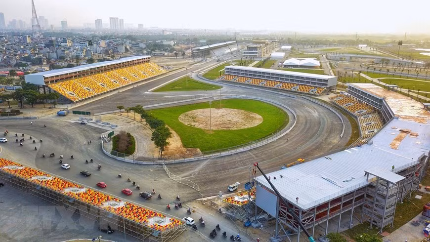 The F1 Vietnam Grand Prix 2020 is expected to attract some 300,000 visitors, including F1 fans, domestic and foreign travellers, and international reporters (Photo: VNA)
