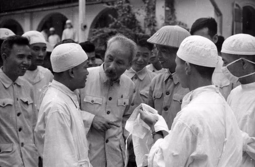 President Ho Chi Minh visits Hai Phong city’s Military Hospital, May 1957 (Photo: VNA)