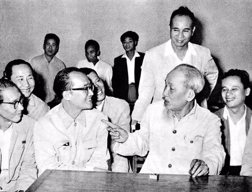 President Ho Chi Minh speaks to doctor Tran Huu Tuoc (left), founder and dedicator of Vietnam’s Otolaryngology, March 1964 (Photo: VNA)