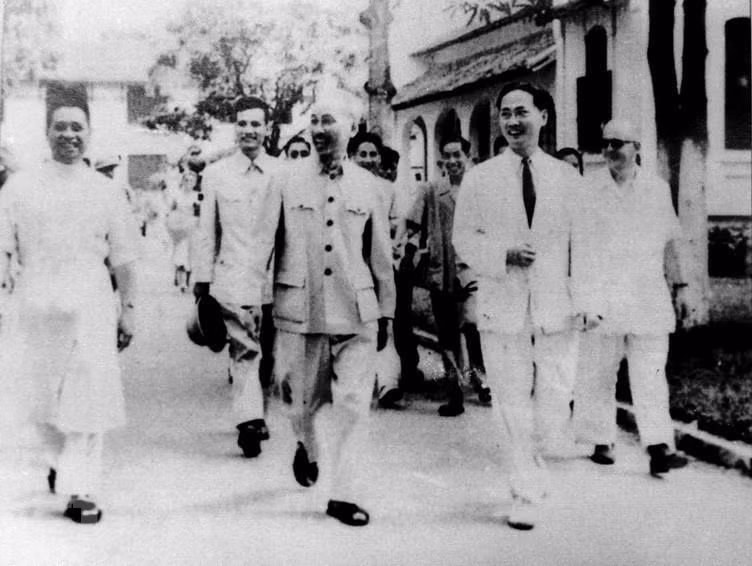 President Ho Chi Minh visits Vietnam Germany Hospital in Hanoi (Photo: VNA)