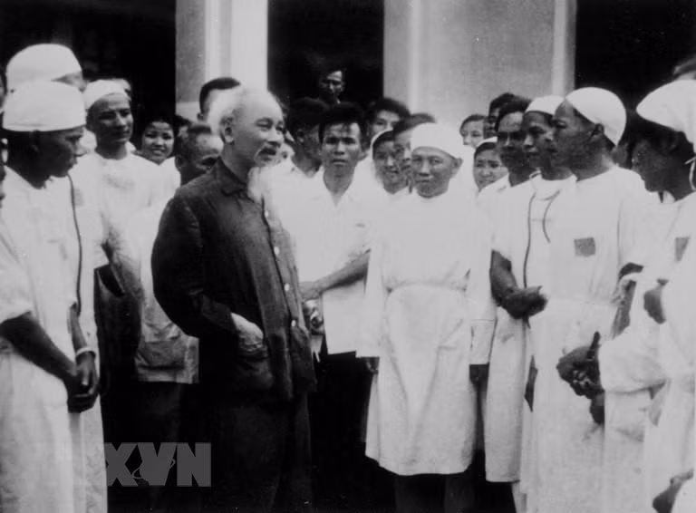 President Ho Chi Minh visits Nam Dinh municipal hospital (Photo: VNA)