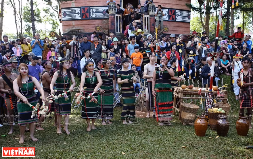 After finishing all rituals, local people gather and drink wine, sing and dance (Photo: VNA)