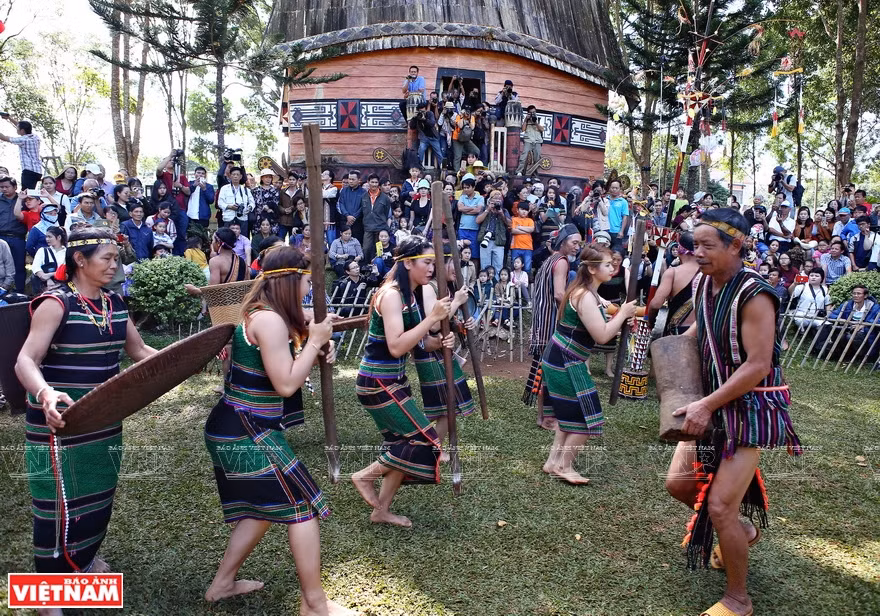 Good health praying ritual takes place in front of the communal house (Photo: VNA)