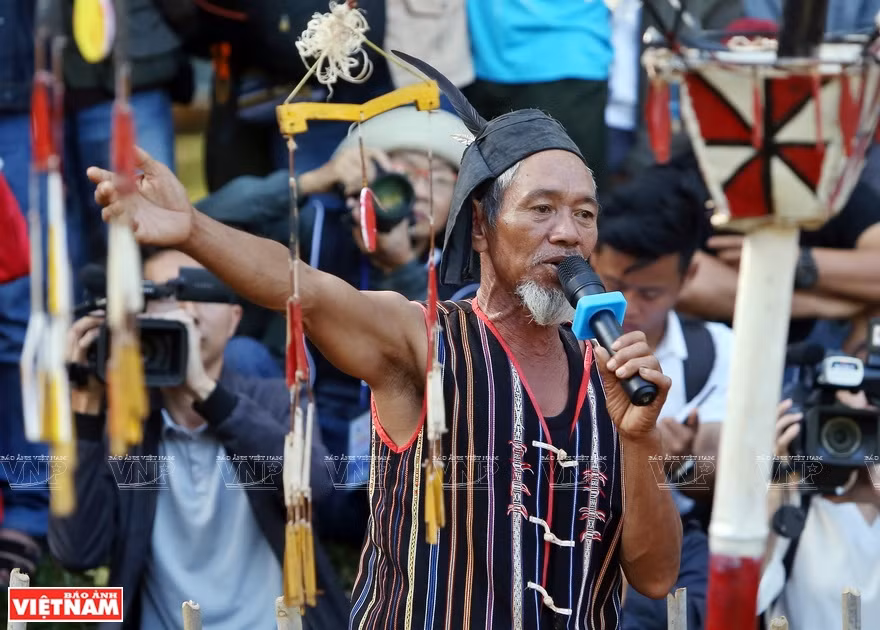 A village elder performs outdoor ceremony (Photo: VNA)