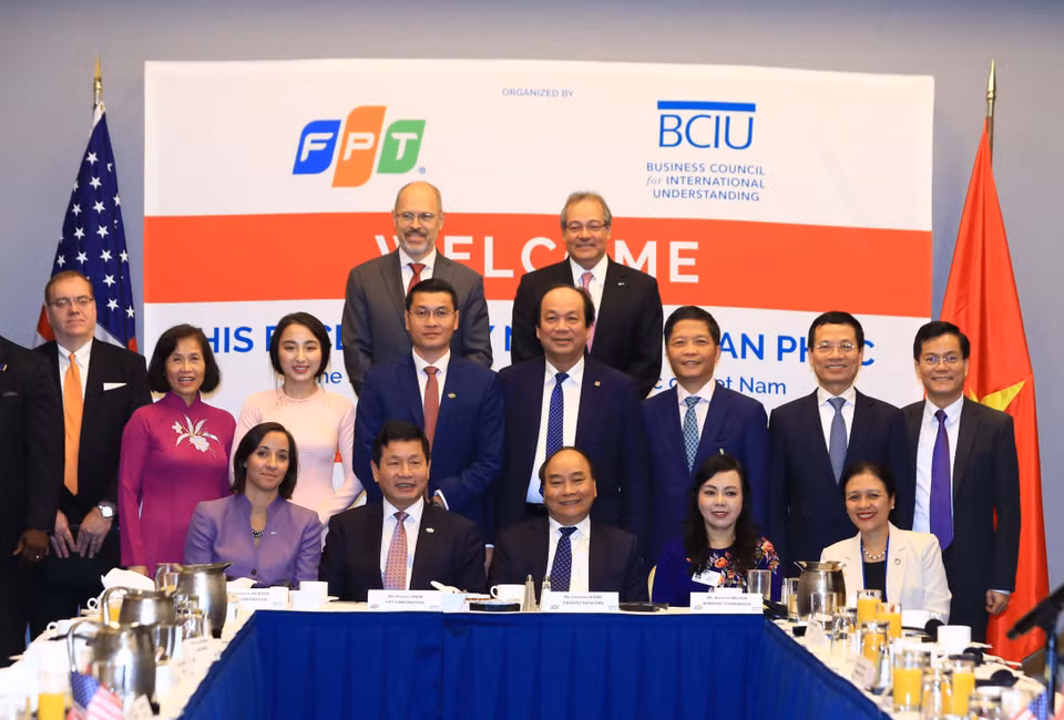 PM Nguyen Xuan Phuc (front, centre) and other participants in the seminar with US businesses on investment attraction to Vietnam in New York City on September 27 (Photo: VNA)