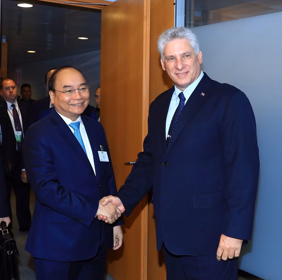 PM Nguyen Xuan Phuc and President of the Councils of State and Ministers of Cuba Miguel Díaz-Canel Bermúdez (Photo: VNA)