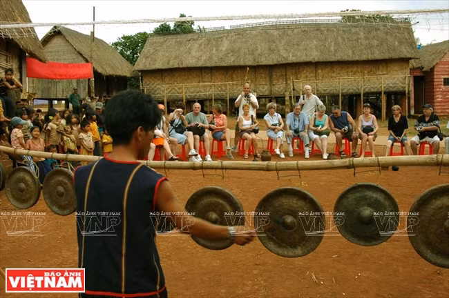 Experiencing the sound of gongs in the Central Highlands at a cultural tourism village in Gia Lai province. (Photo: VNP/VNA)