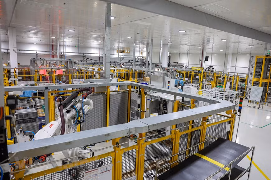 VinFast has cooperated with foreign partners to own the technology of battery production. (Photo: Vietnam+) 