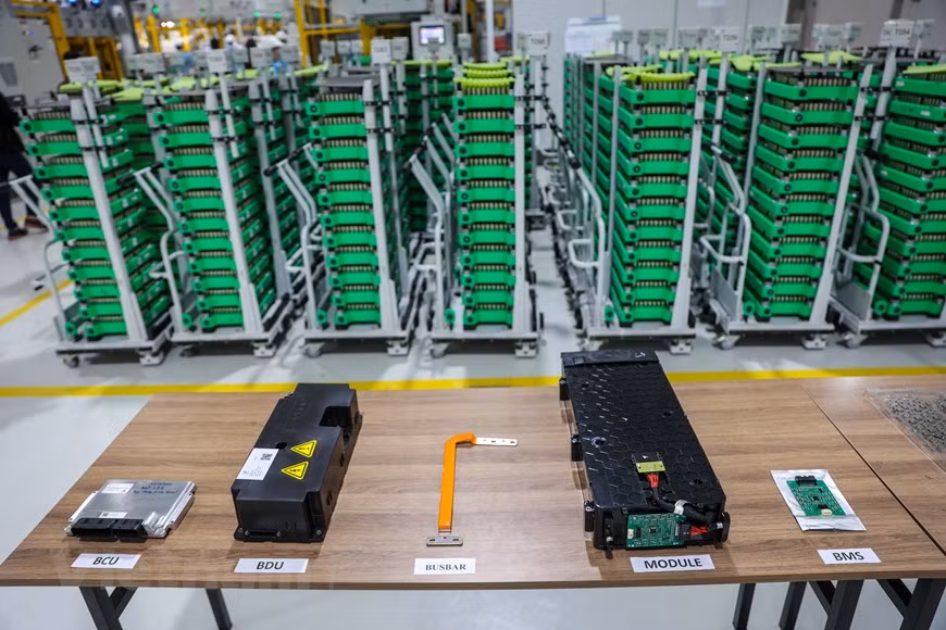 All of components that make up the battery pack, such as plastic and electronic components, are manufactured at the VinFast factory, while battery cells are imported from Samsung SDI. (Photo: Vietnam+) 