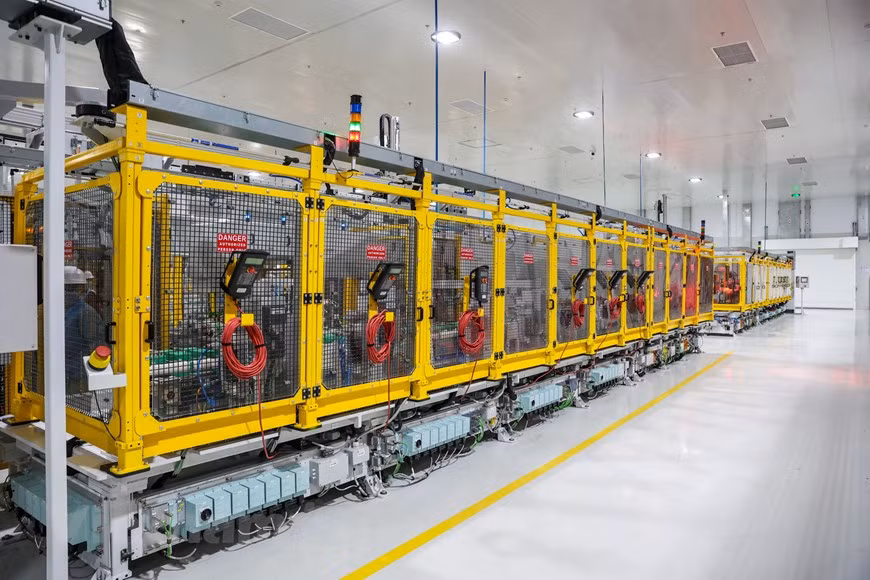 Before being assembled, battery cells are carefully checked and classified. (Photo: Vietnam+)