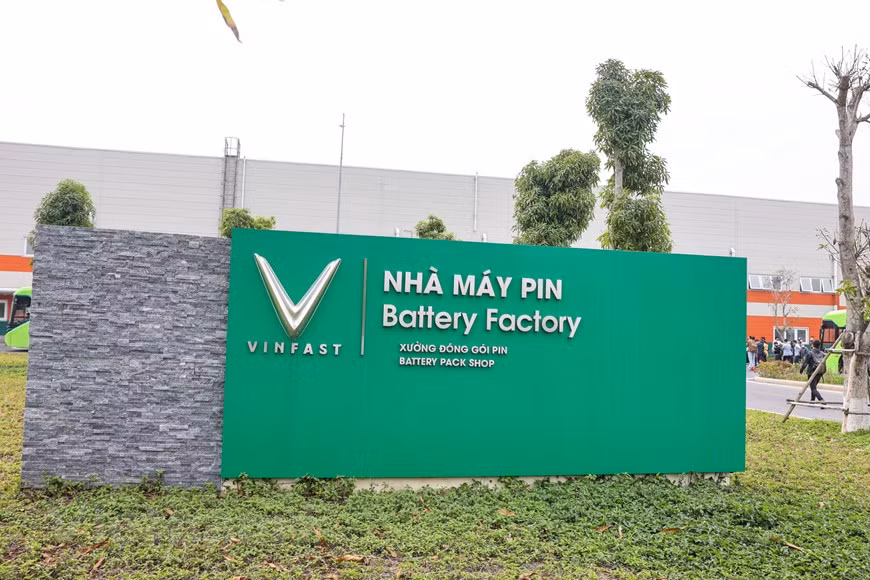 VinFast has just handed over the first batch of smart electric cars VFe34 to customers. (Photo: Vietnam+) 
