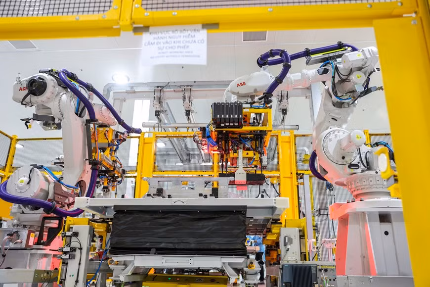 Robots are used in the assembling process to ensure safety. (Photo: Vietnam+)