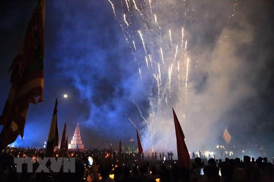 Following the sombre ceremony, thousands of colorful flower-shaped lanterns are released along the Luc Dau River. The event concludes with a vibrant firework display (Photo:VNA)
