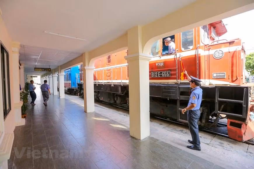 Long Bien Station has been in operation since 1902, nearly 120 years, every day it welcomes about 28 trains back and forth (Photo: VNA)