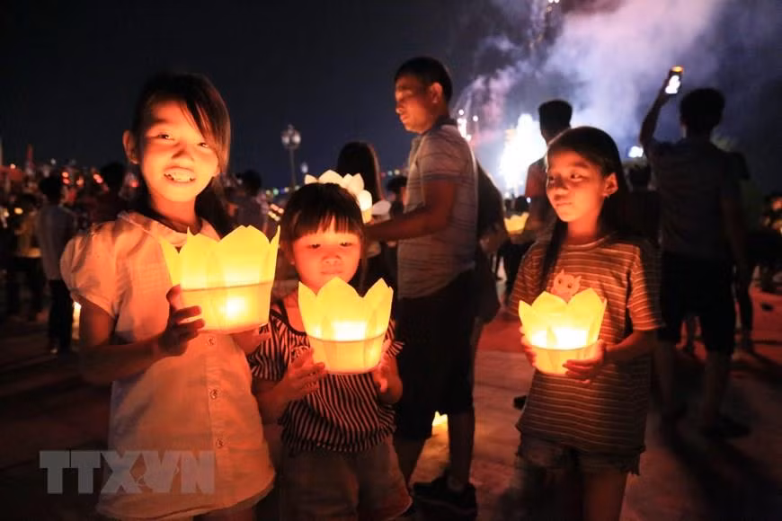 Participants commemorate fallen Vietnamese soldiers from throughout history, including those who fought against the Yuan-Mongol invaders from the north during the Tran dynasty in the 13th and 14th centuries (Photo:VNA)