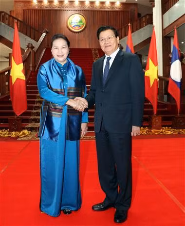National Assembly Chairwoman Nguyen Thi Kim Ngan (L) and Lao Prime Minister Thongloun Sisoulith (Photo: VNA)