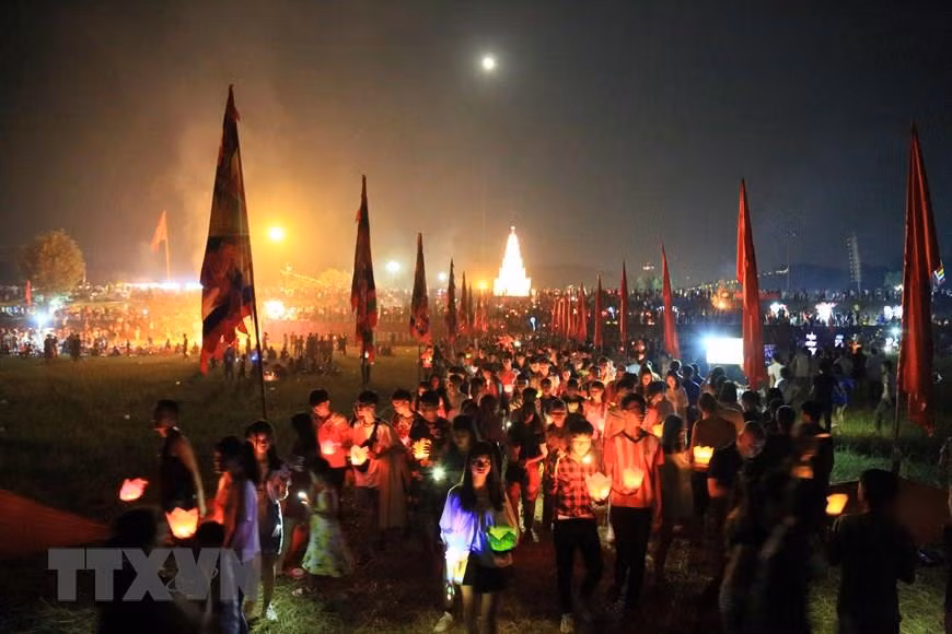 Hundrends of youngsters release lanterns to the Luc Dau river (Photo:VNA)