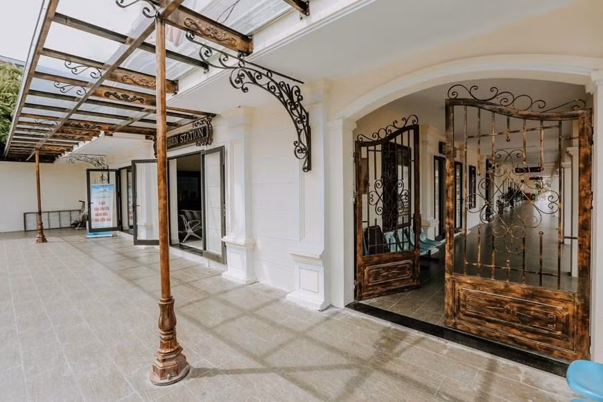Long Bien Station has been renovated in the style of French neoclassical architecture (Photo: VNA) 