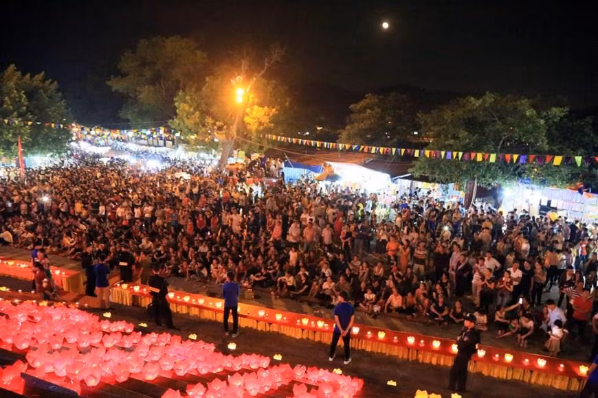 They also pray for national peace and prosperity for all people (Photo:VNA)
