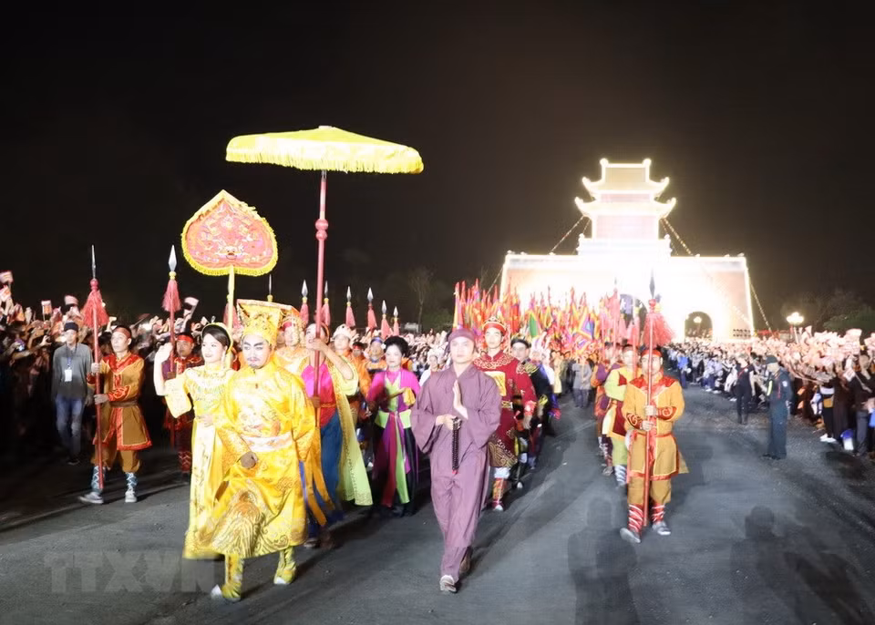 In 968, after putting down the anarchy of the 12 warlords, Dinh Bo Linh set up a heaven worship platform and declared himself king under the name Dinh Tien Hoang. He named the country Dai Co Viet (Great Viet) and set up the capital in Hoa Lu, which is now Ninh Binh (Photo: VNA)