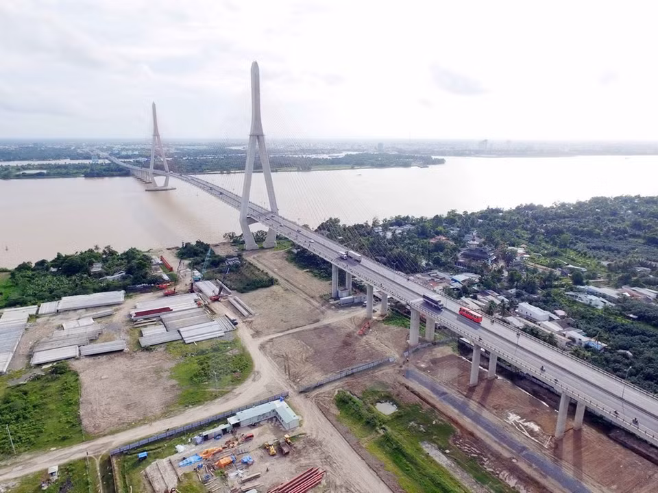 Hau River runs through the city, serving the agricultural production, waterway transport and tourism development. (Source: VNA) 