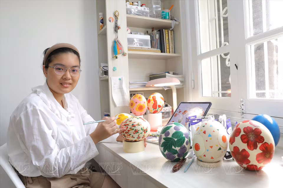 Nguyen Truong Hoang Chau - creator of eggshell paintings. (Photo: VNP/VNA) 