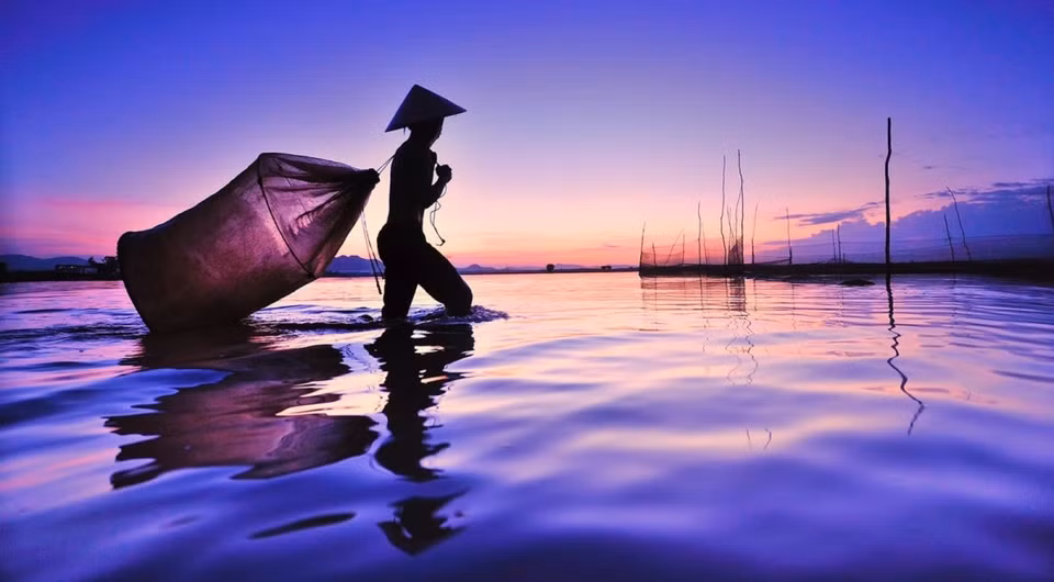 A boy goes fishing at sunset in Vinh Te commune, Chau Doc town. (Photo: vnexpress.net)