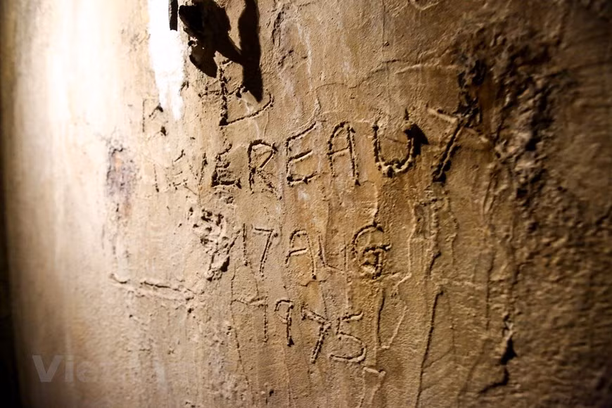  Australian diplomat Bob Deveraux carves his autograph on the wall back in 1975 (Photo: VNA)