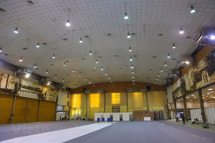 IMC features a common space with stable internet connection and a large LCD screen to follow up the summit (Photo: VNA)
