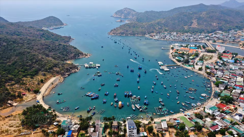 Along with Ha Long Bay (in the northern province of Quang Ninh), Lan Ha (in the northern port city of Hai Phong), and Lang Co (in the central province of Thua-Thien Hue), Vinh Hy Bay in Ninh Thuan province is considered one of the four most beautiful bays in Vietnam. It boasts many unspoiled landscapes, year-round crystal-clear turquoise waters, and delicious fresh seafood. (Photo: VNA)