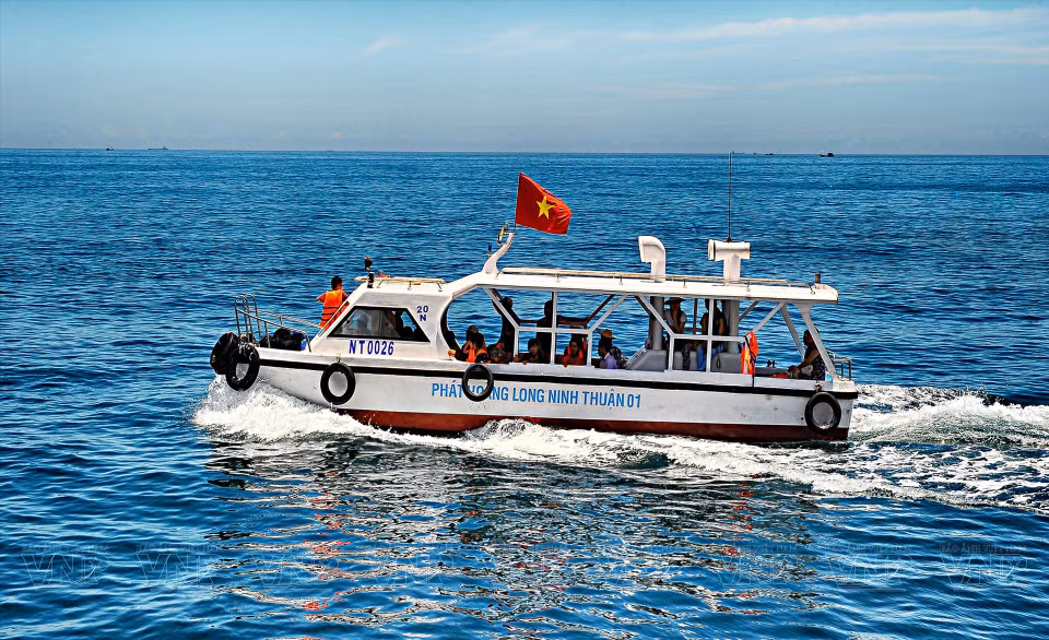 Visitors to Vinh Hy Bay should rent a boat to explore the surroundings. The tranquil and peaceful atmosphere is a perfect escape from the hustle and bustle of city life. (Photo: VNA)