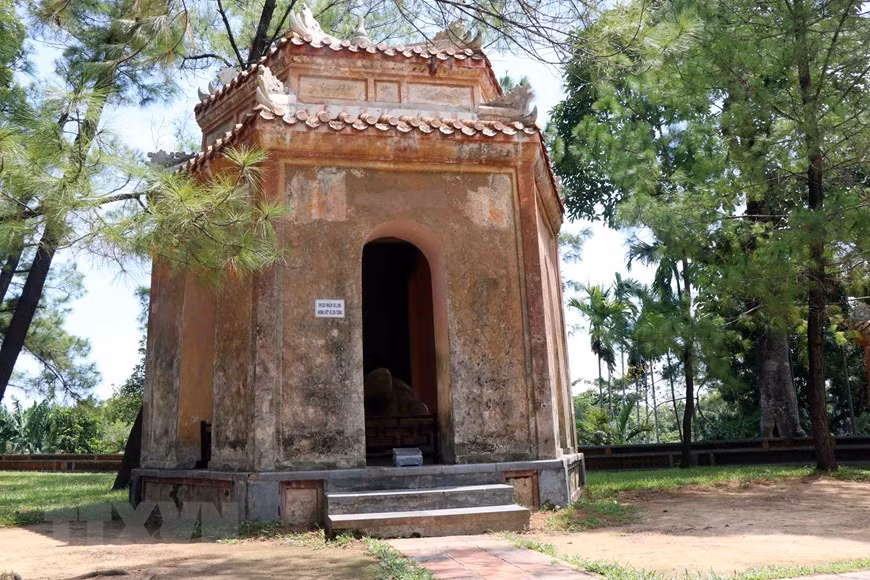 Hexagon house where 'Ngu kien Thien Mu Tu' stele is placed (Photo: VNA)