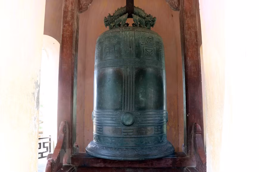 The Great Bell in Thien Mu pagoda (the central province of Thua Thien-Hue) is an important Buddhist utensil cast in 1710 by order of Lord Nguyen Phuc Chu (1691-1725) - whose religious name was Hung Long, the 30th generation of the Ts’ao Tung sect to donate to the Buddha (Photo: VNA)