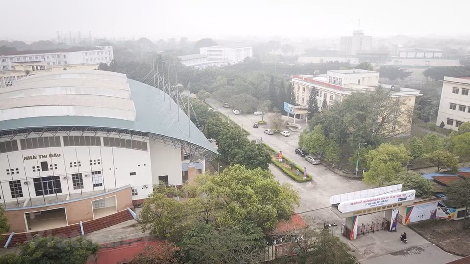 As the venue for four sports of the SEA Games 31 – boxing, kickboxing, indoor handball and tennis, Bac Ninh is expected to serve nearly 500 athletes and coaches as well as hundreds of referees, officials and guests. Two local five-star hotels Grand Phoenix and Le Indochina in Bac Ninh city have been chosen to accommodate these delegations. They have worked to make preparations in terms of human resources, logistics, safety conditions, and decorations serving the big event. SEA Games 31, themed “For a Stronger South East Asia”, will be held in the capital city of Hanoi and 11 neighbouring provinces and cities from May 12 to 23. (Photo: Vietnam+)