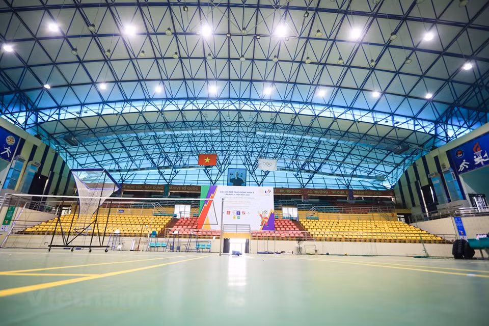 At SEA Games 31, kickboxing events will take place at Bac Ninh province’s multifunctional gymnasium from May 6 to 13, with the participation of Vietnam, Thailand, the Philippines, Indonesia, Malaysia, Laos, Cambodia, and Thailand. Themed “For a stronger Southeast Asia”, SEA Games 31 is scheduled to take place in Hanoi and 11 nearby localities from May 12 to 23. It will feature 40 sports with 526 events and attract 10,000 participants. The biennial event was initially slated for late 2021 but delayed due to the COVID-19 pandemic. At the 30th SEA Games in 2019, the Vietnamese sports delegation finished second in the overall medal tally, with 98 gold, 85 silver and 105 bronze, just behind the host Philippines. (Photo: Vietnam+) 