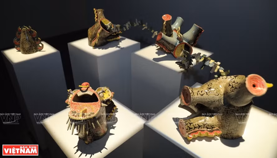 Works on display at “Loong Koong” exhibition (Photo: VNP/VNA)