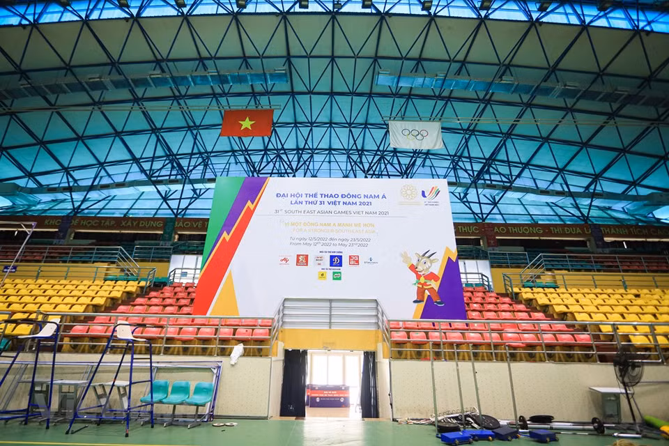 Vietnamese kickboxers are currently in intensive training in order to come out on top at the upcoming 31st Southeast Asian Games (SEA Games 31). The country will send five female kickboxers (in the categories of 48kg, 52kg, 56kg, 60kg, and 65kg) and seven males (51kg, 54kg, 57kg, 60kg, 63.5kg, 67kg, and 71kg) to the Games. Among them, the team has high hopes for Nguyen Thi Hang Nga (women’s 48kg, gold medalist at SEA Games 30 in 2019), Huynh Van Tuan (men’s 51kg, gold medalist at SEA Games 30), Nguyen Xuan Phuong (men’s 57kg, gold medalist at SEA Games 30), and Nguyen Quang Huy (men’s 60kg). (Photo: Vietnam+)