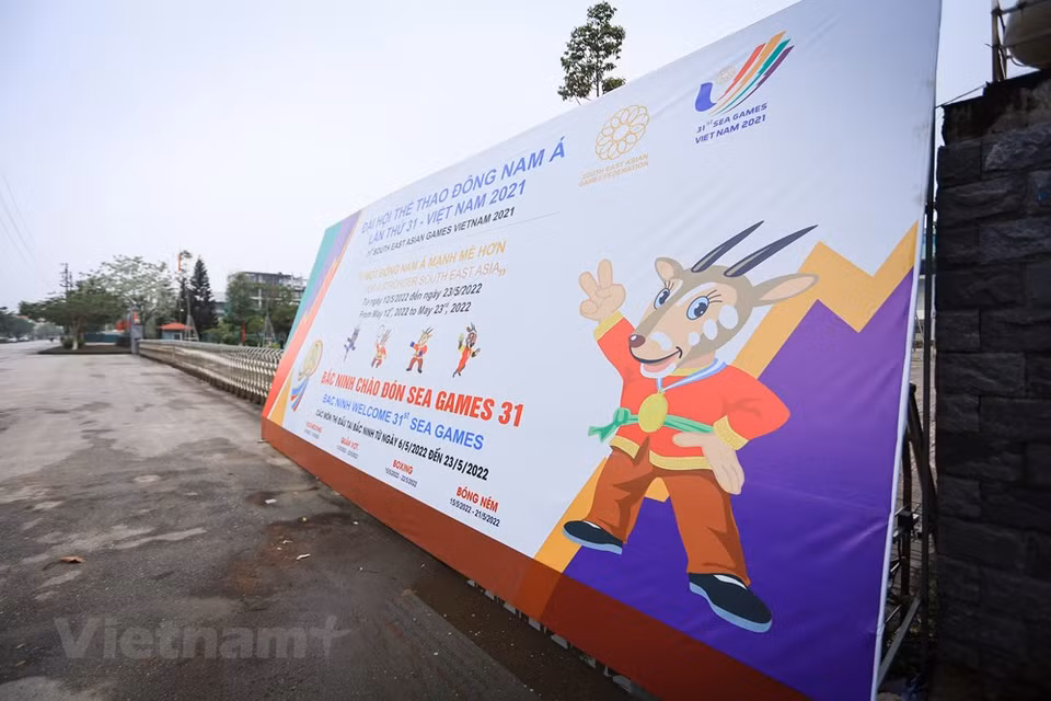 The northern province of Bac Ninh completed the final touches on infrastructure facilities to ensure the success of the Boxing and Kickboxing events at the upcoming 31st Southeast Asian (SEA) Games. The two sports will be held at the province’s multi-purpose gymnasium from May 6-22. SEA Games 31 will be held in Hanoi and 11 provinces and centrally-run cities from May 6-23. It will feature 40 sports with 526 events, attracting around 10,000 participants. The biennial event was initially slated for late 2021 but delayed due to the COVID-19 pandemic. At the 30th SEA Games in 2019, the Vietnamese sports delegation finished second in the overall medal tally, with 98 gold, 85 silver and 105 bronze, just behind the host Philippines. (Photo: Vietnam+)