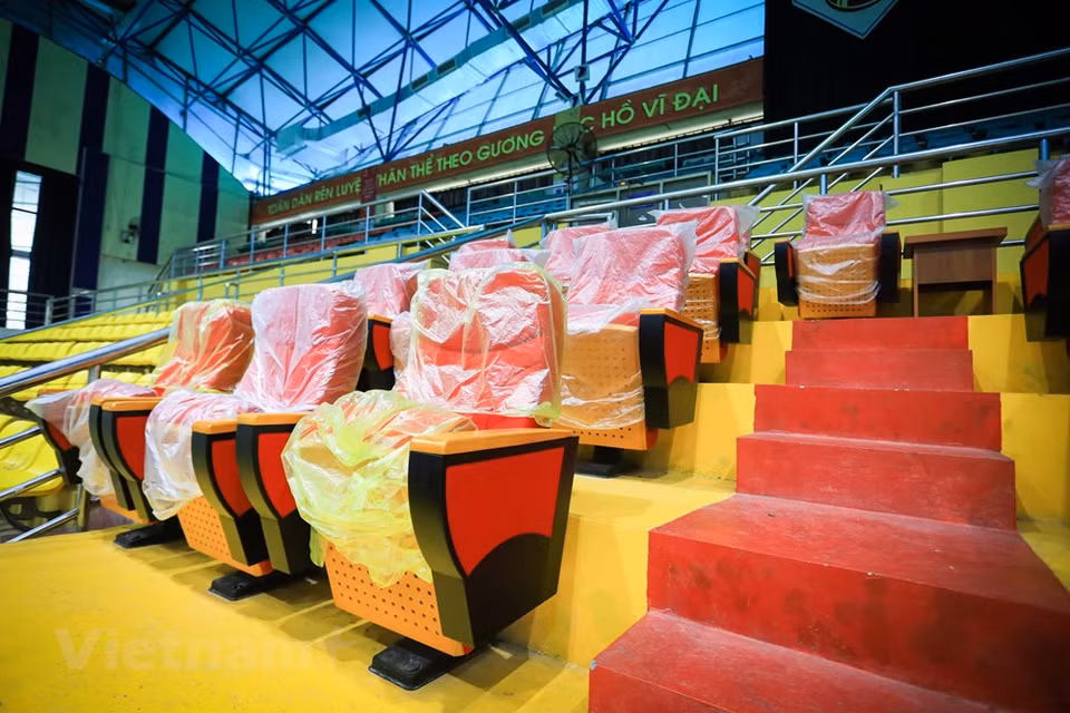 The team aims at four to five gold medals at SEA Games 31 and will strive to defend and outperform the four gold secured at the previous Games in the Philippines. Formidable opponents of Vietnamese kickboxers are those from Thailand, the Philippines, and Indonesia. To achieve the target, the team’s members gathered in September 2021 and have been training at the multifunctional gymnasium in Bac Ninh province since April 30. As there are only a few days left before competitions begin, training is ramping up with focus on devising strategies and analysing rivals so as to have the best methodologies to win. (Photo: Vietnam+) 
